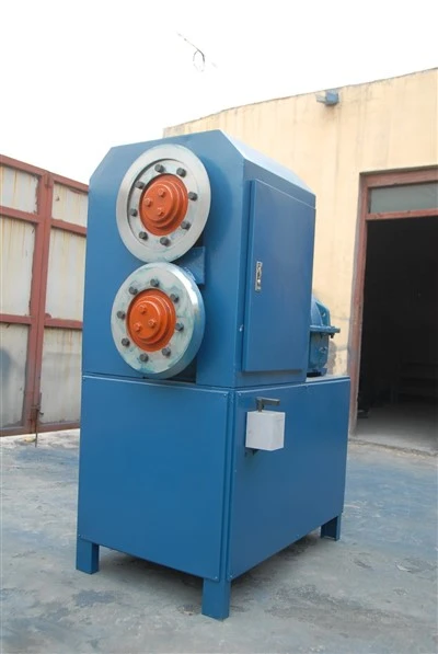 Dispozitiv de tăiat benzi de anvelope semi-automatizat